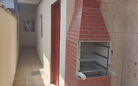 Casa para Famílias e Grupos com Ar-condicionado, Churrasqueira e estacionamento próximo em Praia Grande